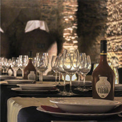 Mesa de eventos com vinho de talha honrado